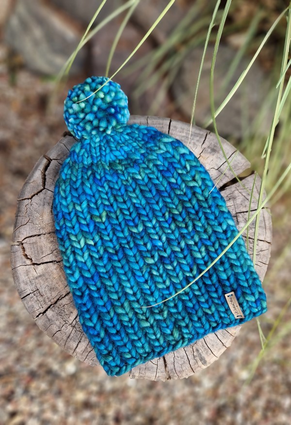 okrycie głowy, ciepła czapka, czapka na drutach, czapka ręcznie robiona, outfitinspiration,, lubię kolory, beanie, czapka z merynosa, wełniana czapka, dziergana czapka, niebieska czapka, czapka z pomponem, czapka błękitna, czapka turkusowa, knithat