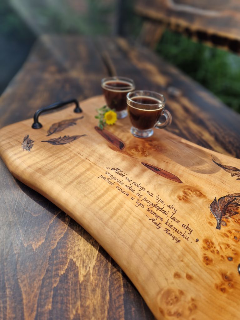 serving board, board, tray, wood art, board diy, patera, deska do serwowania, deska dekoracyjna, deska z żywicą epoksydową, drewno i żywica, drewniane dodatki do domu, dekoracje z drewna, epoxy art work, wood and epoxy, taca, drewniana taca, prostokątna taca, taca z uchwytami, wooden board