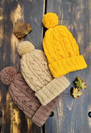 okrycie głowy, ciepła czapka, czapka na drutach, czapka ręcznie robiona, outfitinspiration,, lubię kolory, beanie, czapka z wełny i akrylu, wełniana czapka, dziergana czapka, beżowa czapka, czapka z pomponem, czapka brązowa, knithat, czapka na zimę