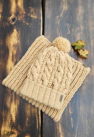 okrycie głowy, ciepła czapka, czapka na drutach, czapka ręcznie robiona, outfitinspiration,, lubię kolory, beanie, czapka z wełny i akrylu, wełniana czapka, dziergana czapka, beżowa czapka, czapka z pomponem, czapka brązowa, knithat, czapka na zimę