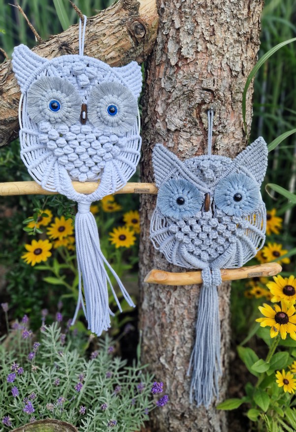 Sowa, owl, makrama, dekoracje, sowa ze sznurka, cotton cord owl, boho, styl skandynawski, handmade, dekoracje ze sznurka, naturalne dekoracje, wystroj wnętrz, aranzacja wnętrz, ze sznurka, makrama na sciane, wisząca sowa, vintage, minimalizm, minimalistyczna dekoracja, minimalistyczne, szara sowa, sowa ecru, brudny roz,