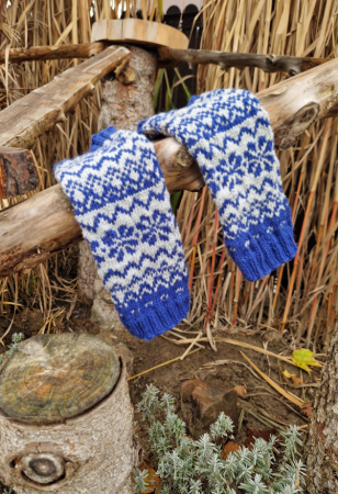 getry z wełny, getry z merynosa, ocieplacz, otulacze, ocieplacze na nogi, skandynawskie getry, wzory skandynawskie, skarpety, wełniane getry, getry na drutach, dziergane getry, getry w śnieżynki, getry na zimę, zimowe getry, niebieskie getry, socks, winter socks