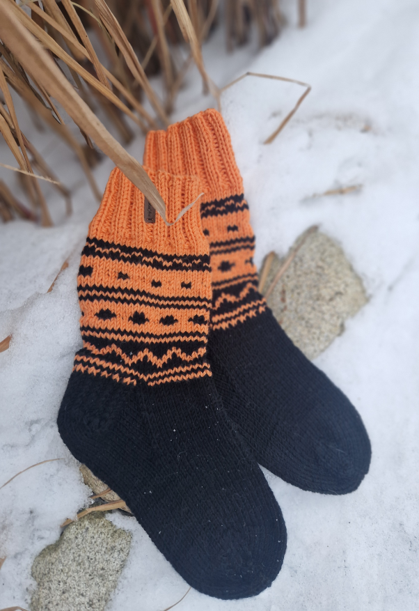 skarpetki z wełny, skarpety z merynosa, , wzory skandynawskie, wzór geometryczny, skarpety, wełniane getry, getry na drutach, dziergane skarpety ,skarpety na zimę, zimowe skarpetki, pomarańczowe skarpetki, czarne skarpety, socks, winter socks, długie skarpetki