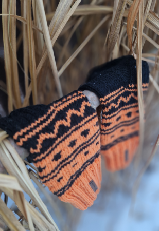 skarpetki z wełny, skarpety z merynosa, , wzory skandynawskie, wzór geometryczny, skarpety, wełniane getry, getry na drutach, dziergane skarpety ,skarpety na zimę, zimowe skarpetki, pomarańczowe skarpetki, czarne skarpety, socks, winter socks,