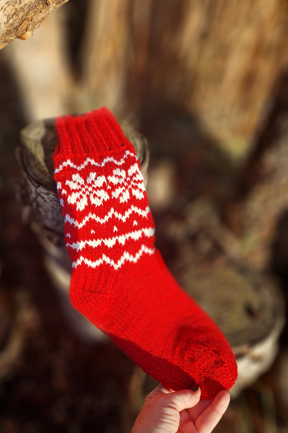 skarpetki wełniane skarpetki z wełny, skandynawskie skarpetki, skarpetki dziergane, skarpetki na drutach, skarpetki, czerwone skarpetki, skarpetki w gwiazdki, socks, knitted socks, zimowe skarpetki, winter socks