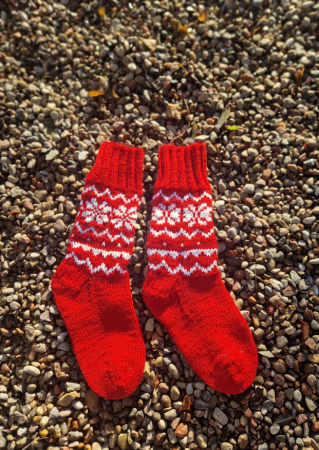 skarpetki wełniane skarpetki z wełny, skandynawskie skarpetki, skarpetki dziergane, skarpetki na drutach, skarpetki, czerwone skarpetki, skarpetki w gwiazdki, socks, knitted socks, zimowe skarpetki, winter socks