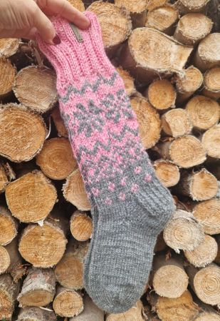 skarpetki wełniane skarpetki z wełny, skandynawskie skarpetki, skarpetki dziergane, skarpetki na drutach, skarpetki, różowe skarpetki, skarpetki w gwiazdki, socks, knitted socks, zimowe skarpetki, winter socks