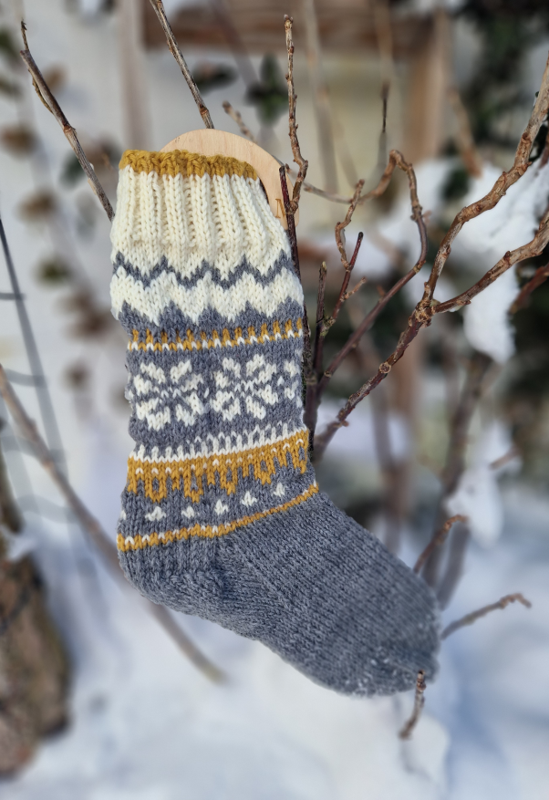 skarpetki wełniane skarpetki z wełny, skandynawskie skarpetki, skarpetki dziergane, skarpetki na drutach, skarpetki, szare skarpetki, skarpetki w gwiazdki, socks, knitted socks, zimowe skarpetki, winter socks