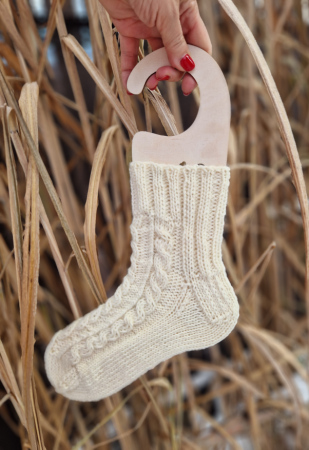 skarpetki z wełny, wełniane skarpety, skarpetki w warkocze, skarpetki na drutach, dziergane skarpety ,skarpety na zimę, zimowe skarpetki, ecru skarpetki, jasne skarpety, socks, winter socks,